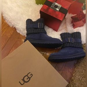 Warm feet with these Navy Blue Sweater UGG ankle boots, Size 7